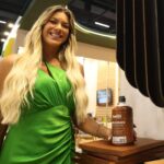 Renata Fan movimenta a Haus Decor Show ao visitar estande da Brasilux