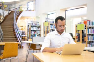 bibliotecarios-estudando-scaled.jpg